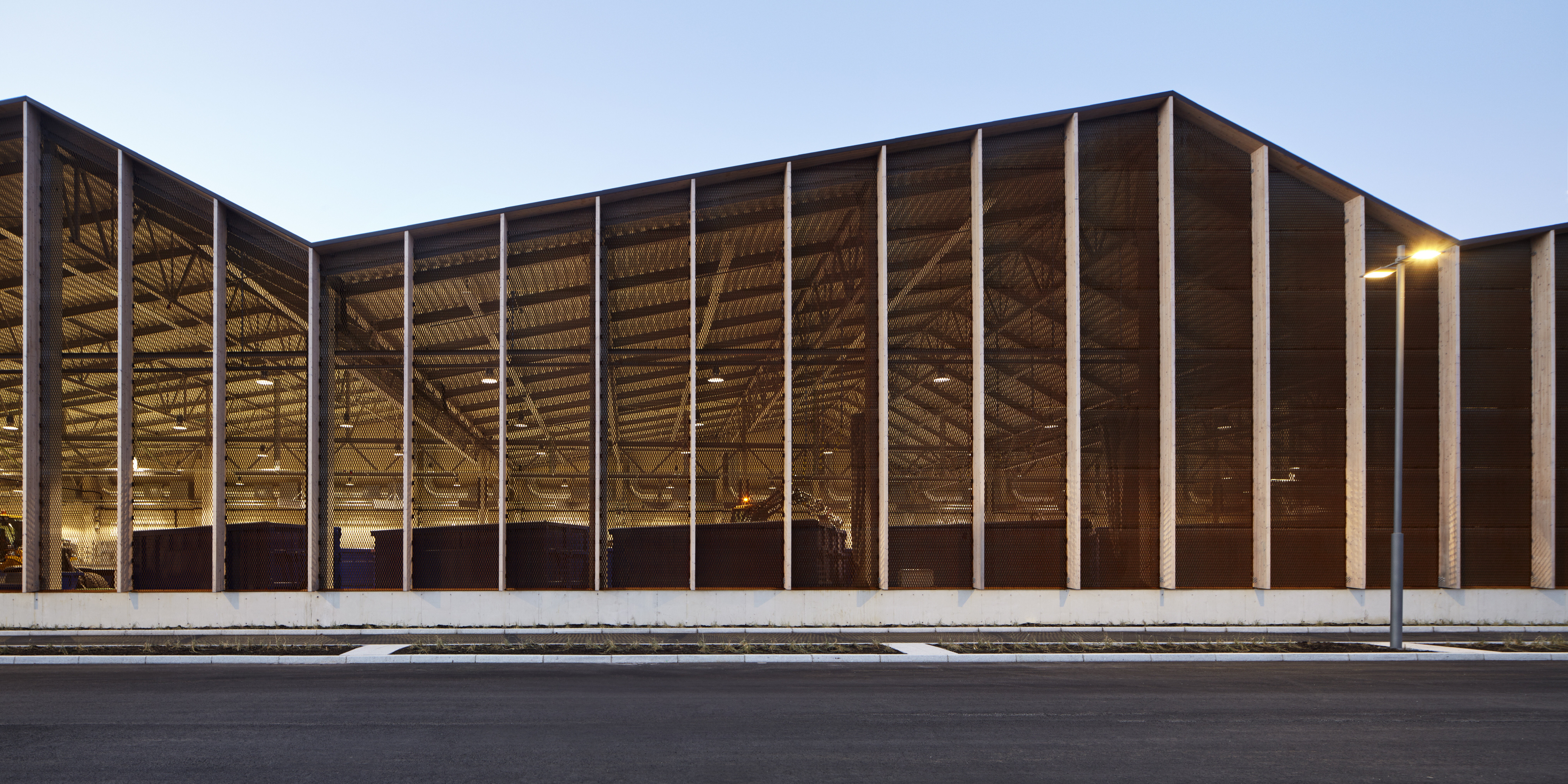 Smestad gjenbruksstasjons fasade sett rett forfra. Vinklede tak og vi har innsyn inn i hallen.
