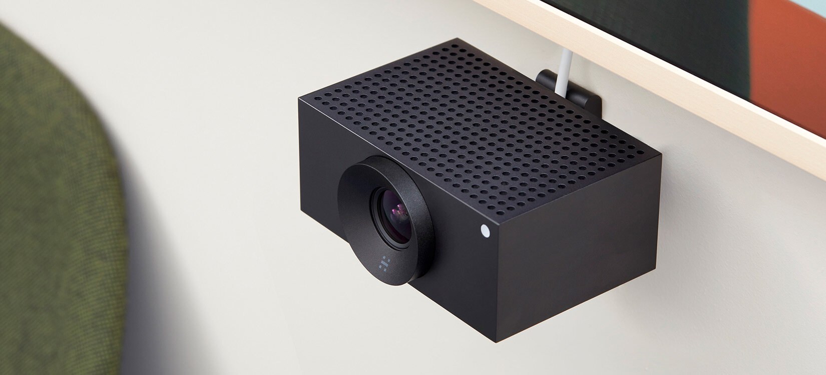 Nærbilde av et møteromskamera som er montert under en skjerm