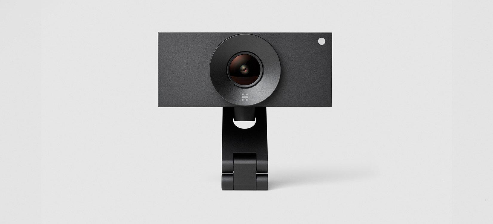 Produktfoto av møteromskamera sett rett forfra.