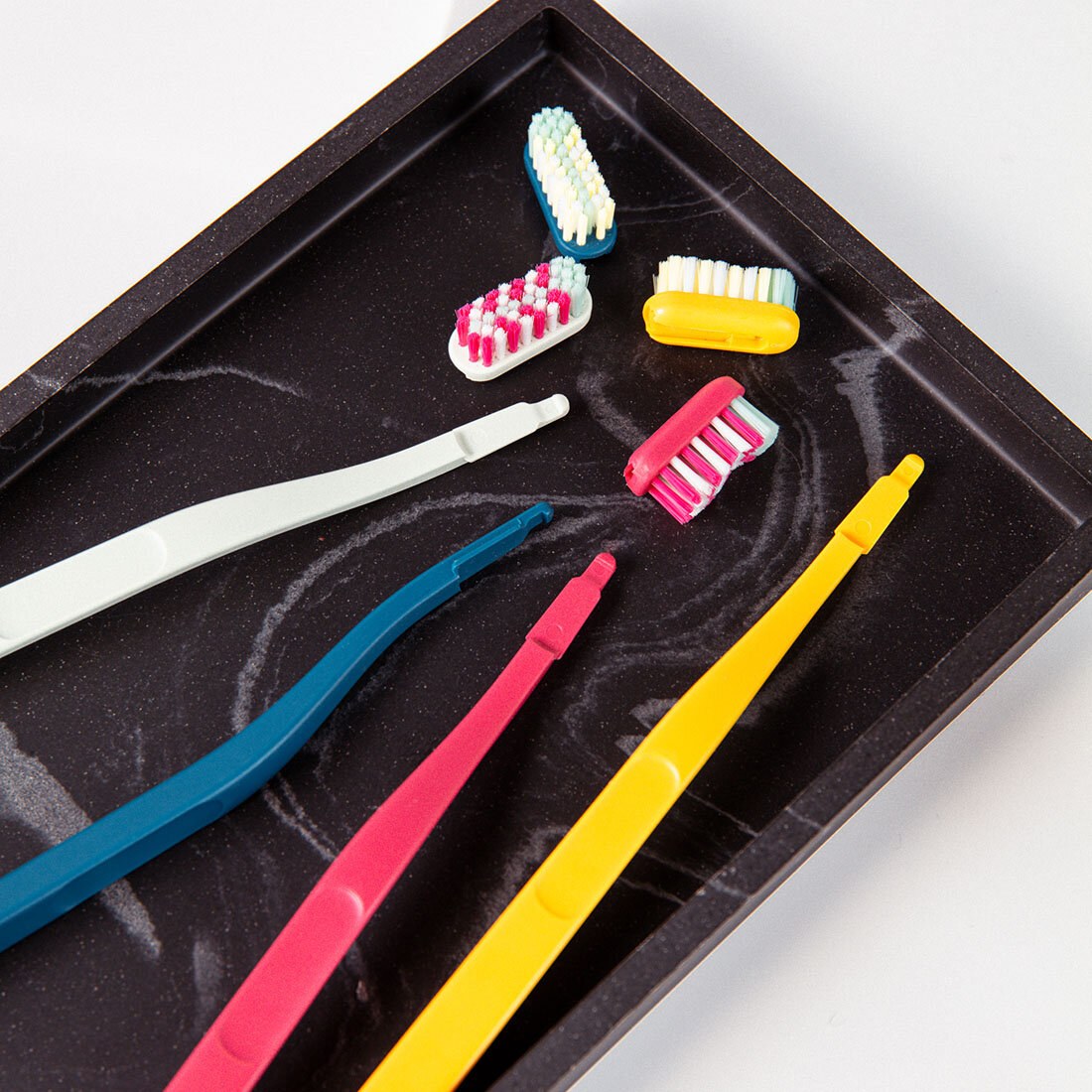 Tre Jordan change i hvit, blå gul og rosa, en tannbørste med utbyttbart børstehode.