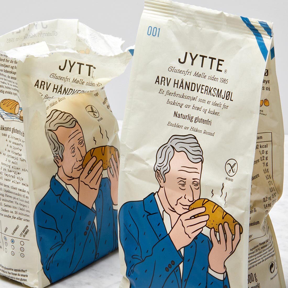 Bildet viser to pakker mel, en åpen. Emballasjen har en illustrasjon av en mann i blå dressjakke som lukter på et nybakt brød.