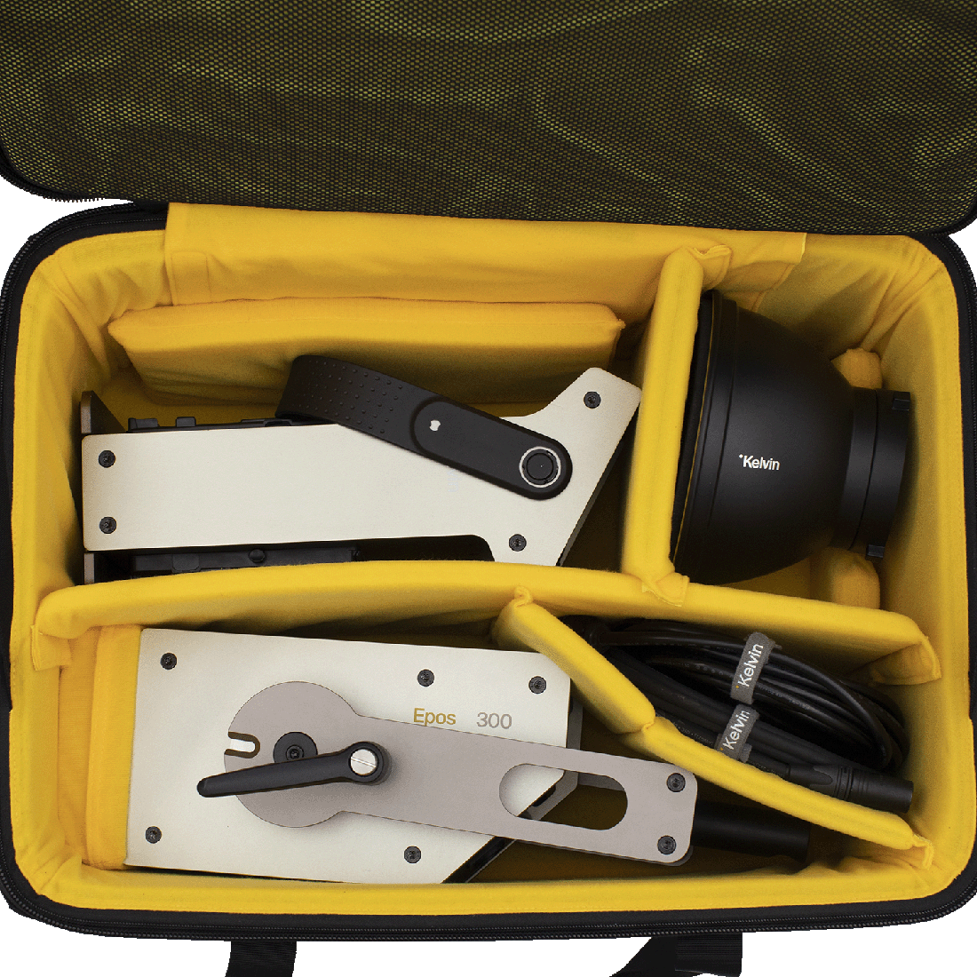 Åpen bærekoffert med gul polstring, med Kelvin Epos-lampe og tilbehør pakket ned.