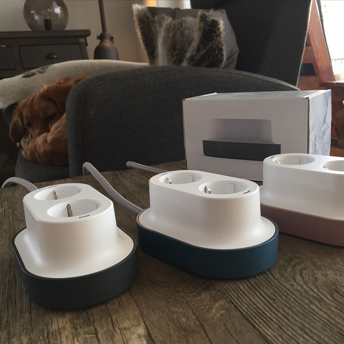 Et bilde av tre forgrenere på et bord: alle er hvite men har ulike farge på basen: sort, koksgrå og rosa.