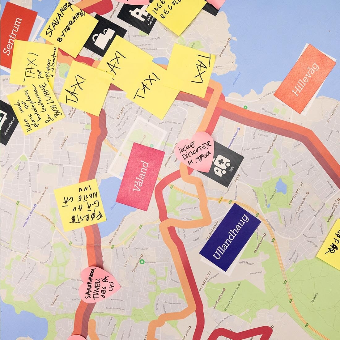 Bildet viser postit-lapper klistret på et kart med stedsnavn som "våland" og "hillevåg". Lappene er håndskrevet, flertallet av dem er påskrevet ordet Taxi.