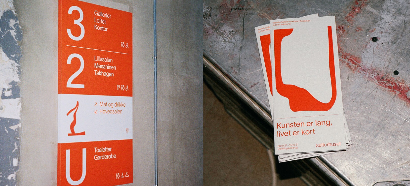 En fotomontasje av to bilder: ett viser skilting på kulturhuset, hvor identiteten er integrert. Den andre viser en bunke med brosjyrer på en bord.