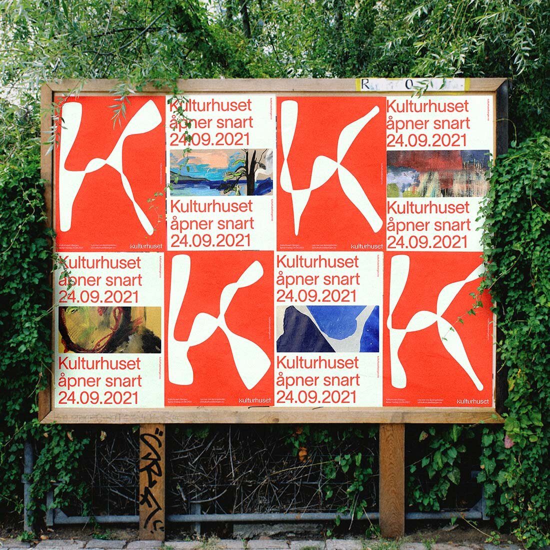 En plakatvegg dekket av plakater for Kulturhuset med melding om at det snart åpner. Store K-er i forskjellige uttrykk dominerer.