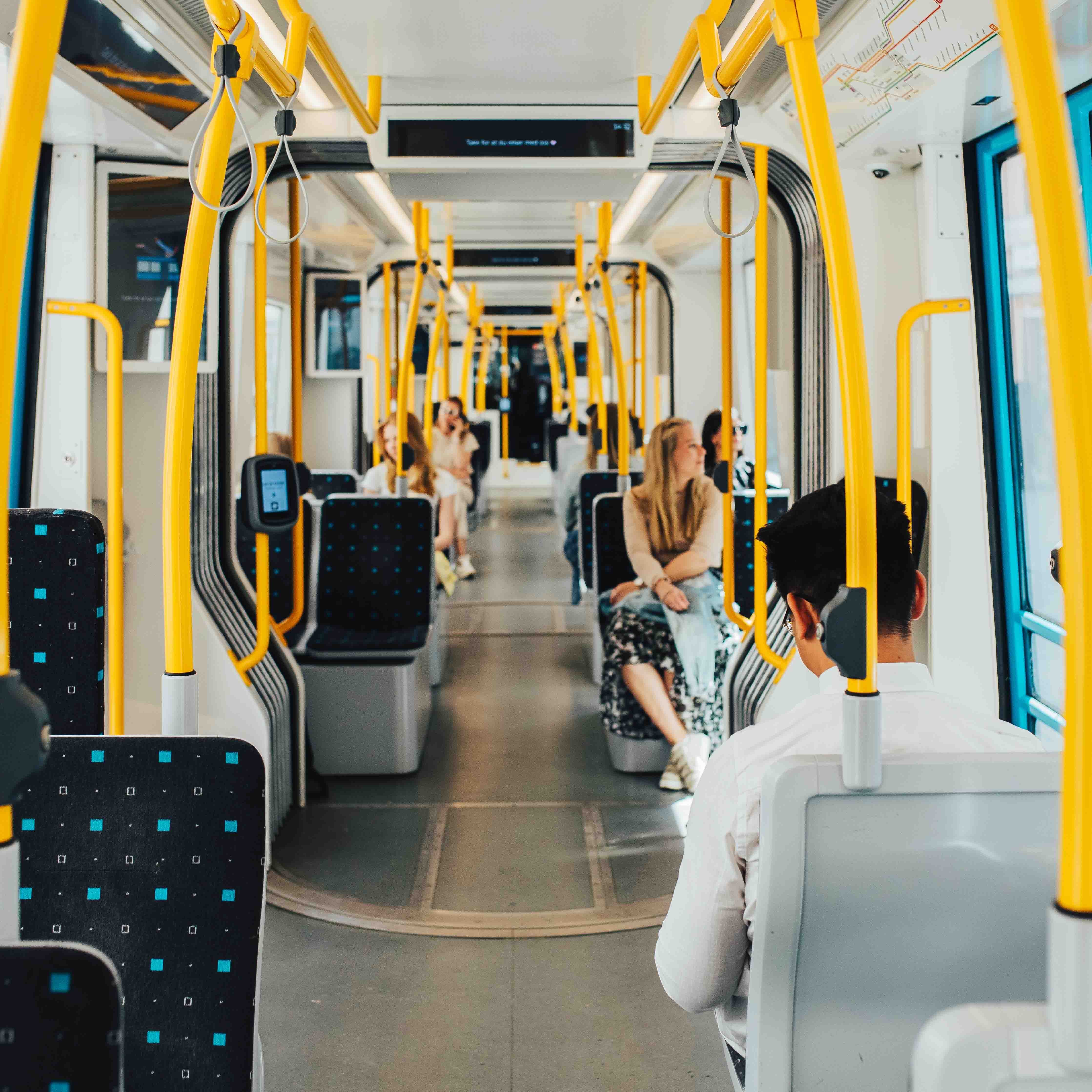 Midtgang i trikk med reisende.