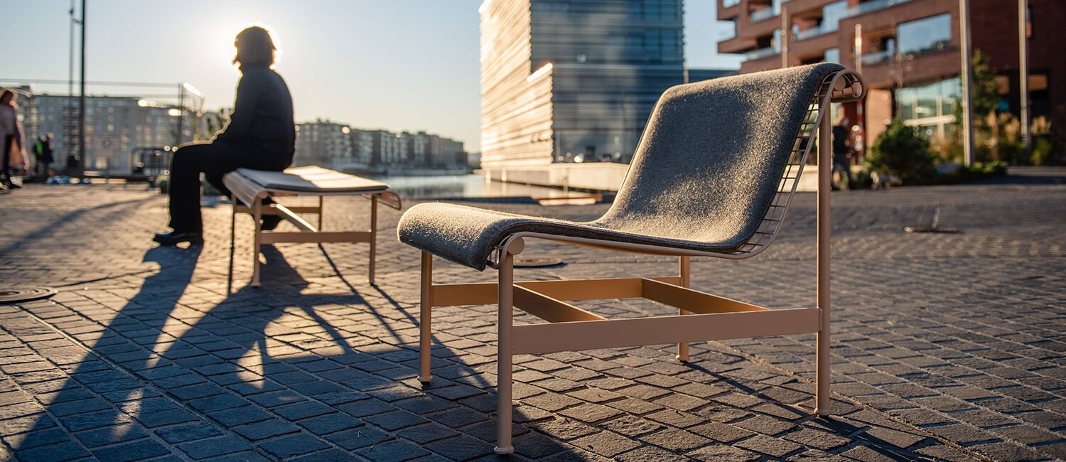 To benker avfotografert i byrommet med munchmuseet synlig i bakgrunnen.