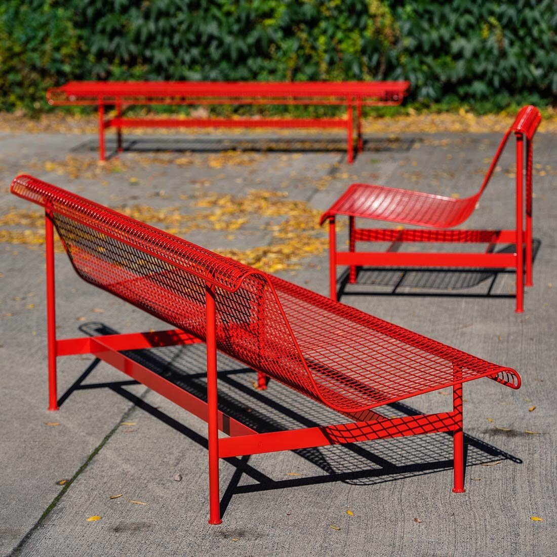 Tre benker utført i rødlakkert metall