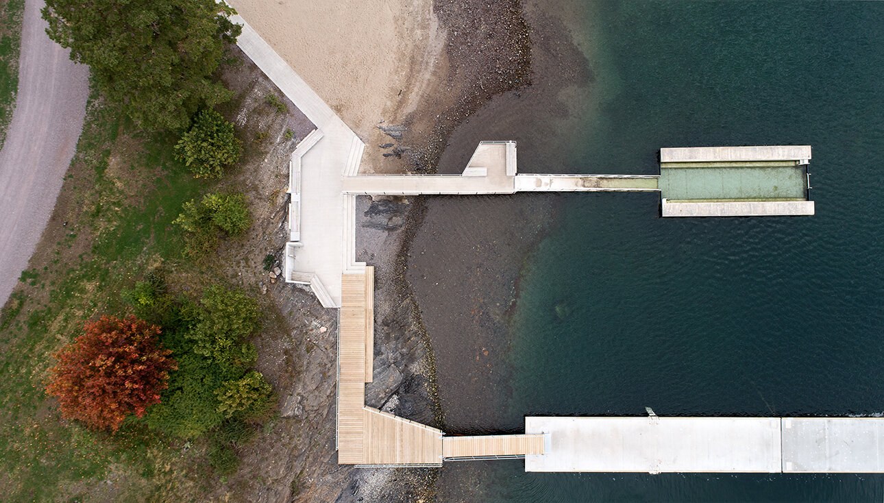 Dronebilde av badeanlegget ovenfra.