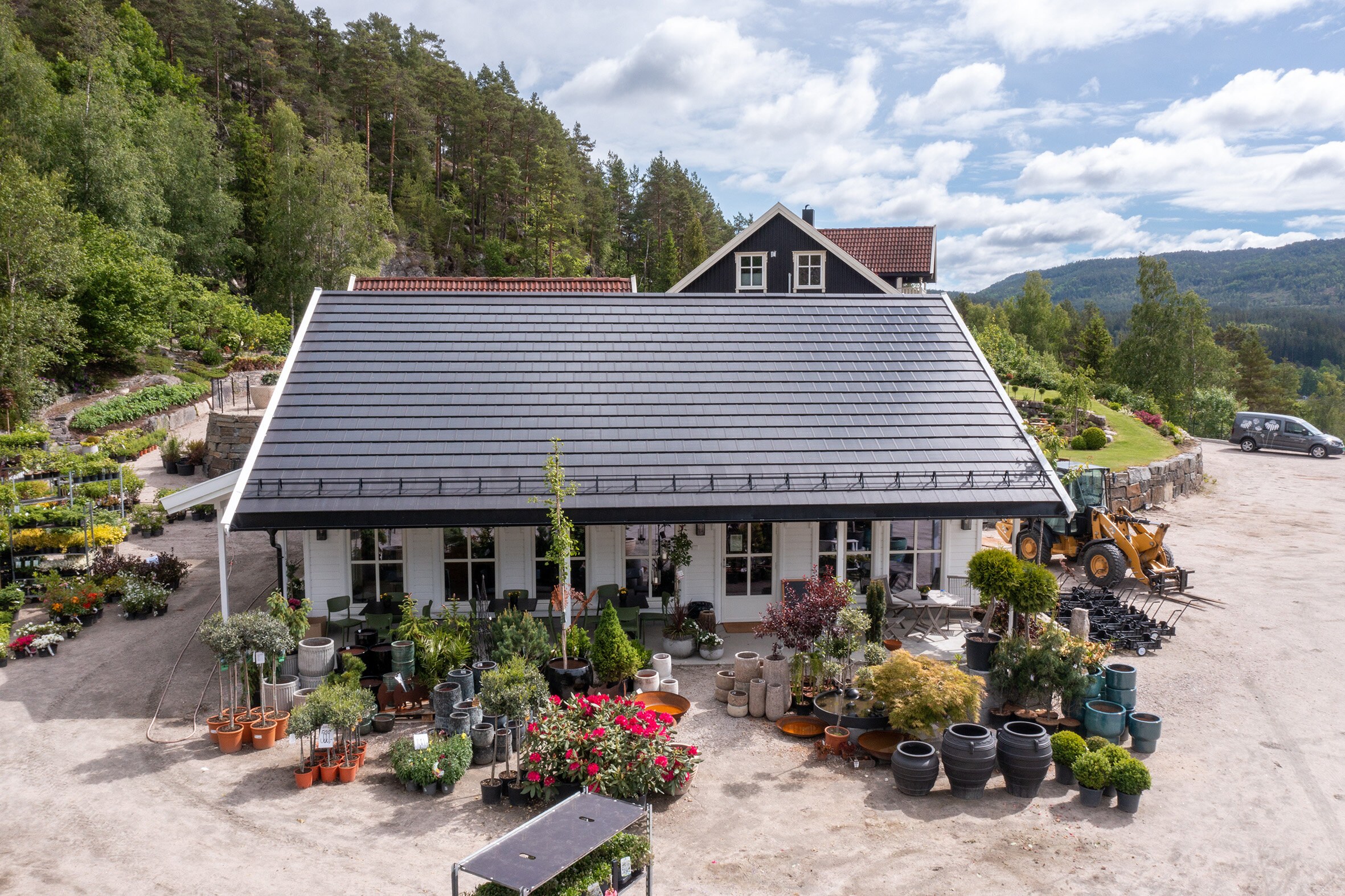 Foto av et hus med et nyrenovert tak. Det ser ut som er normalt tak.
