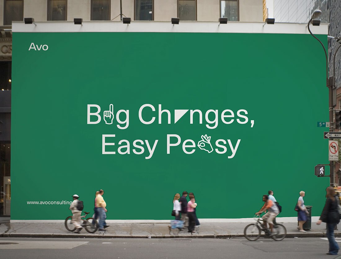 Illustrasjonen viser en fiktiv storskala annonseplakat for AVO med påskriften: "Big Changes, Easy Peasy" hvor enkelte bostaver er representert av dingbats