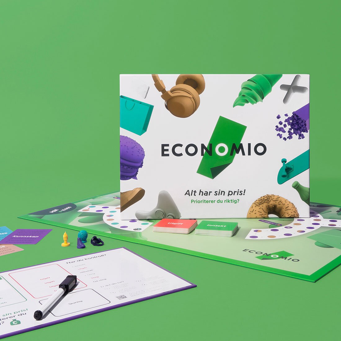 Illustrasjon av brettspillet med esken stående oppå spillbrettet.