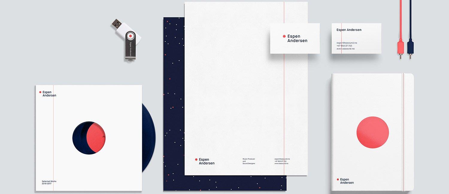 Bildet viser EP-plate, brevpapir, visittkort og notatbok som er brandet for Espen Andersen. Designet er minimalistisk, men en sentrert rød sirkel som mest distinkte element – en referanse til "start opptak"-knappen.