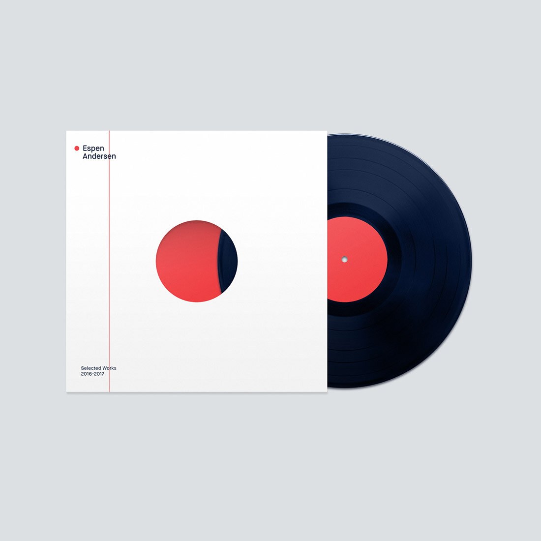 Illustrasjon av en brandet LP-plate der selve platen er halvveis ute av etuiet. Hvitt etui med rød innside.