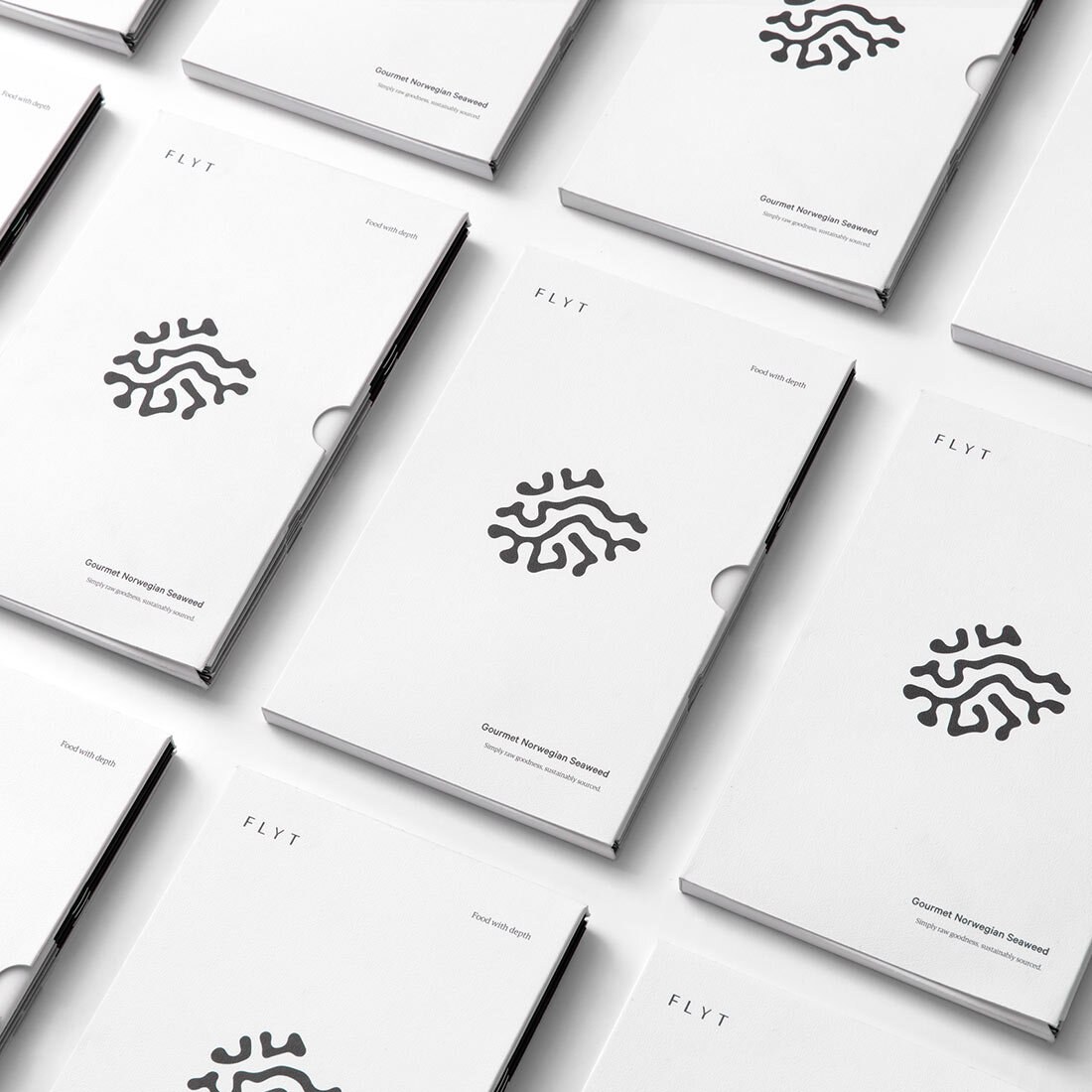 Bildet viser en tredje variant av emballasje som ligger i hvite etuier som ikke er typisk matemballasje. Det fremstår som en vare for luksussegmentet.