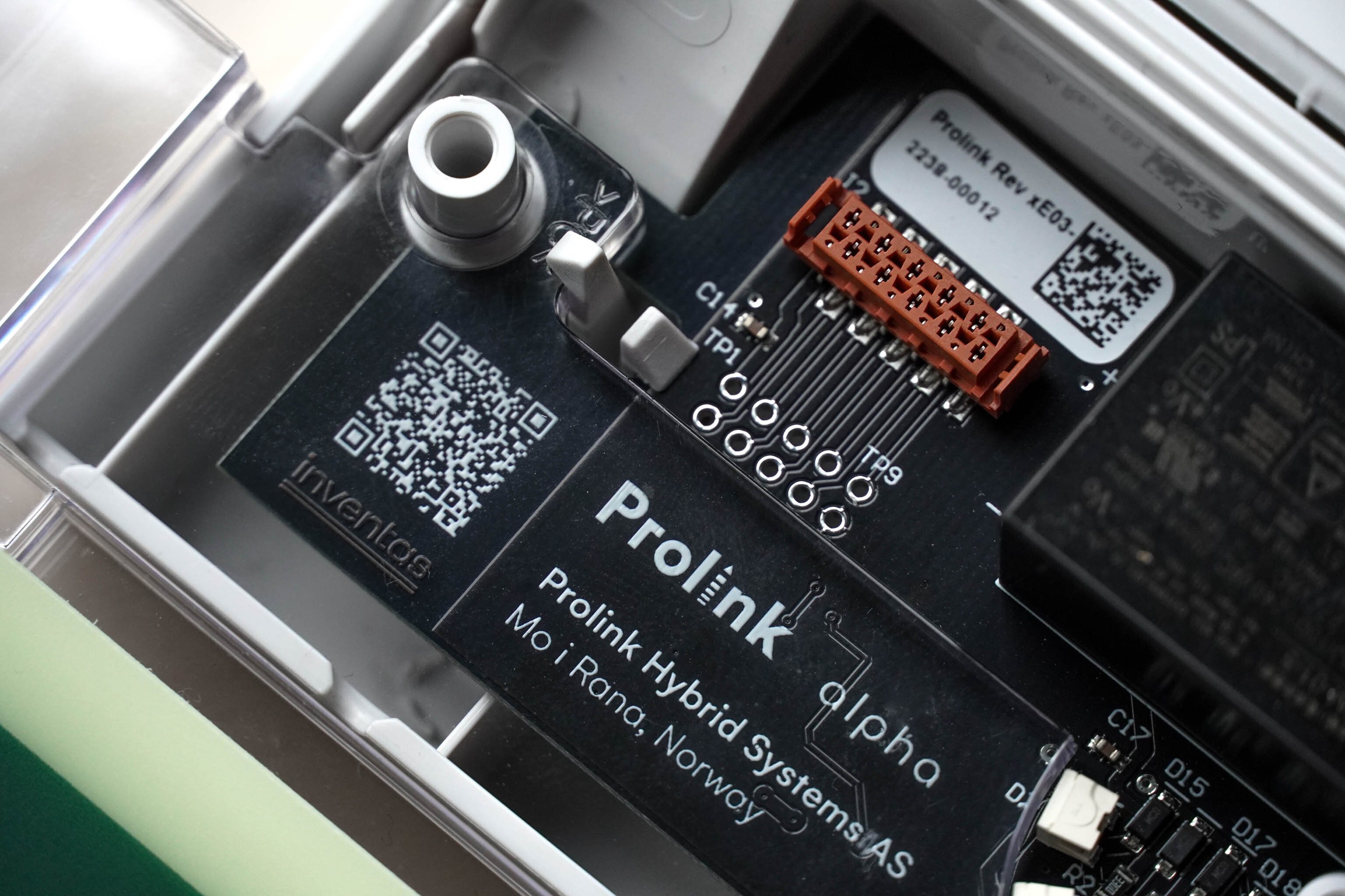 Nærbilde av tekniske detaljer inne i ProLink skiltet.