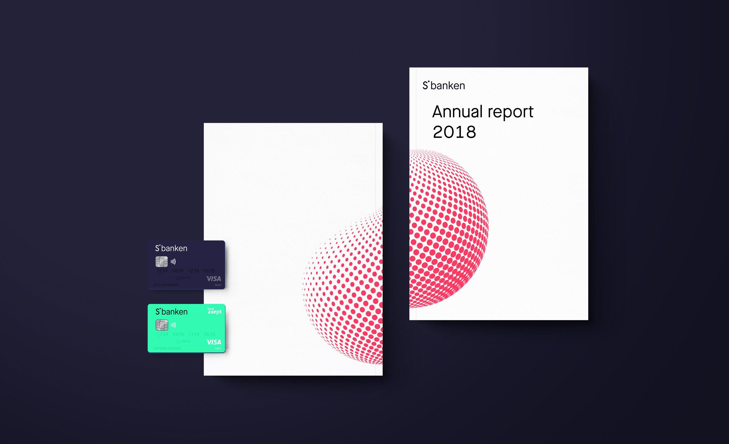 Bildet viser omslaget på en årsrapport og to bankkort i Sbankens identitet.