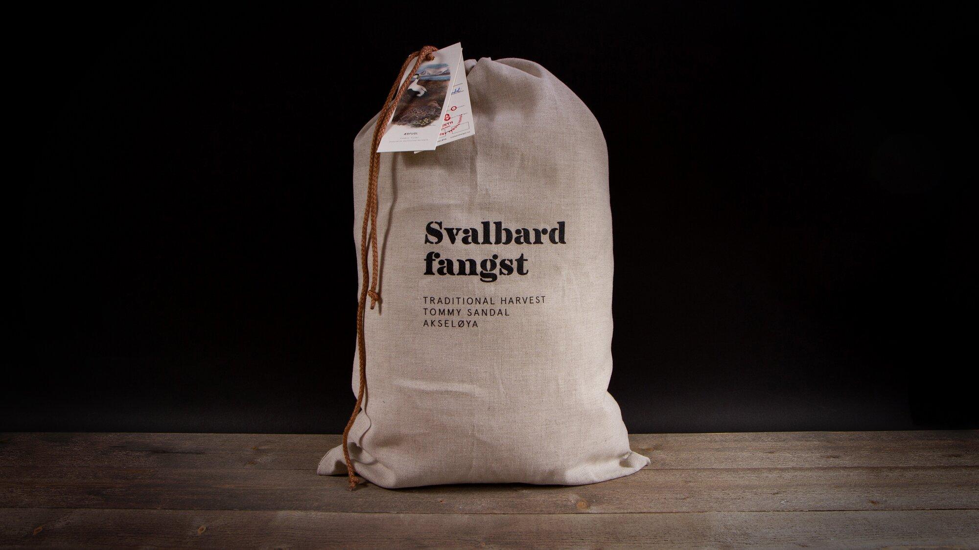Foto av en lerretssekk påskrevet "Svalbard fangst – traditonal harvest, Tommy Sandal, Akseløya".