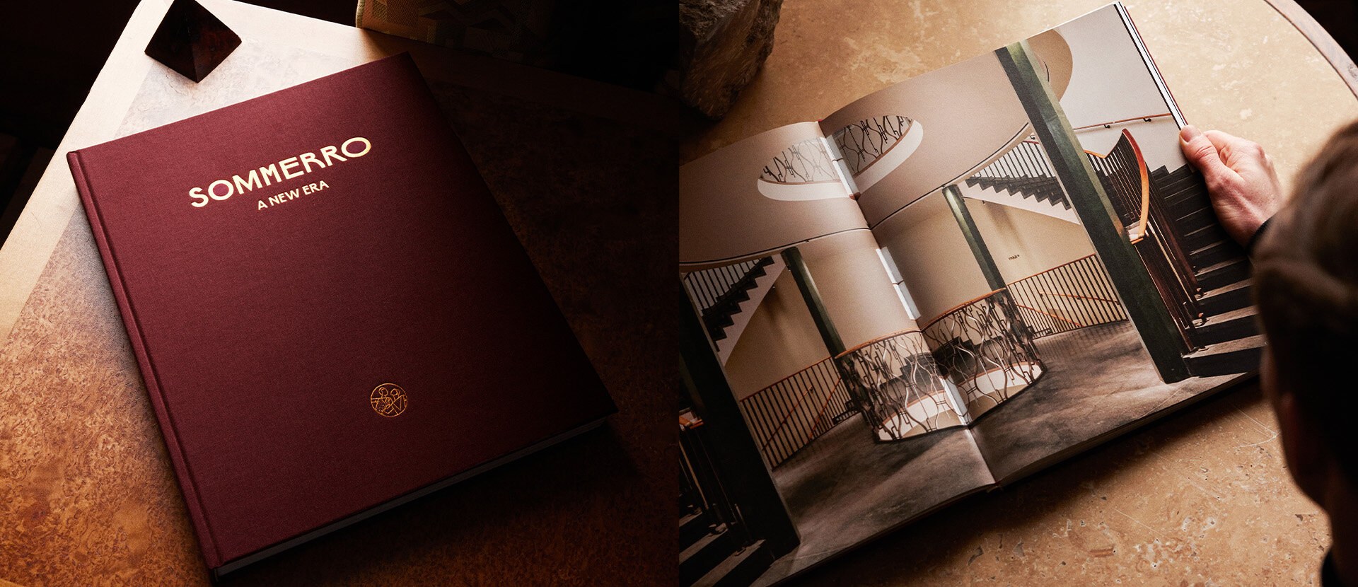 Montasje av to bilder viser omslaget på en burgunderfarget bok med tittel "Sommerro. A new era" og er dobbeltsidig fotooppslag.