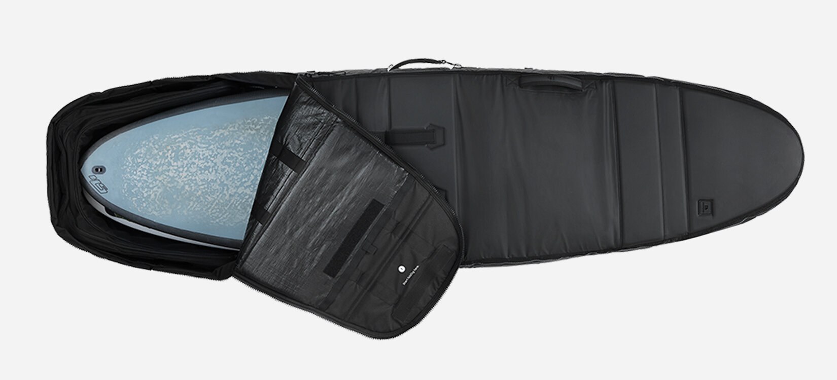 Produktfoto av en bag, delvis åpen, med et surfebrett i.