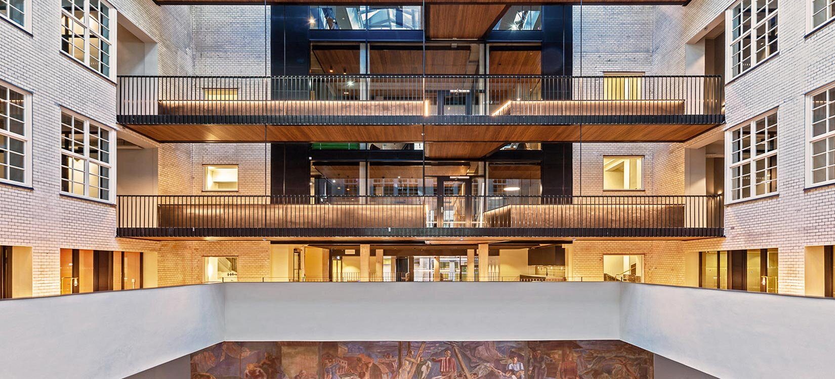 Foto fra en foajé og etasjer med mezzaniner og vinduer.