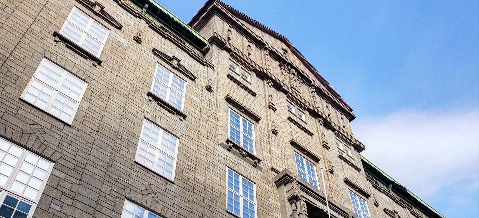 Klassisk mursteinsfasade fotografert fra skrått fugleperspektiv.