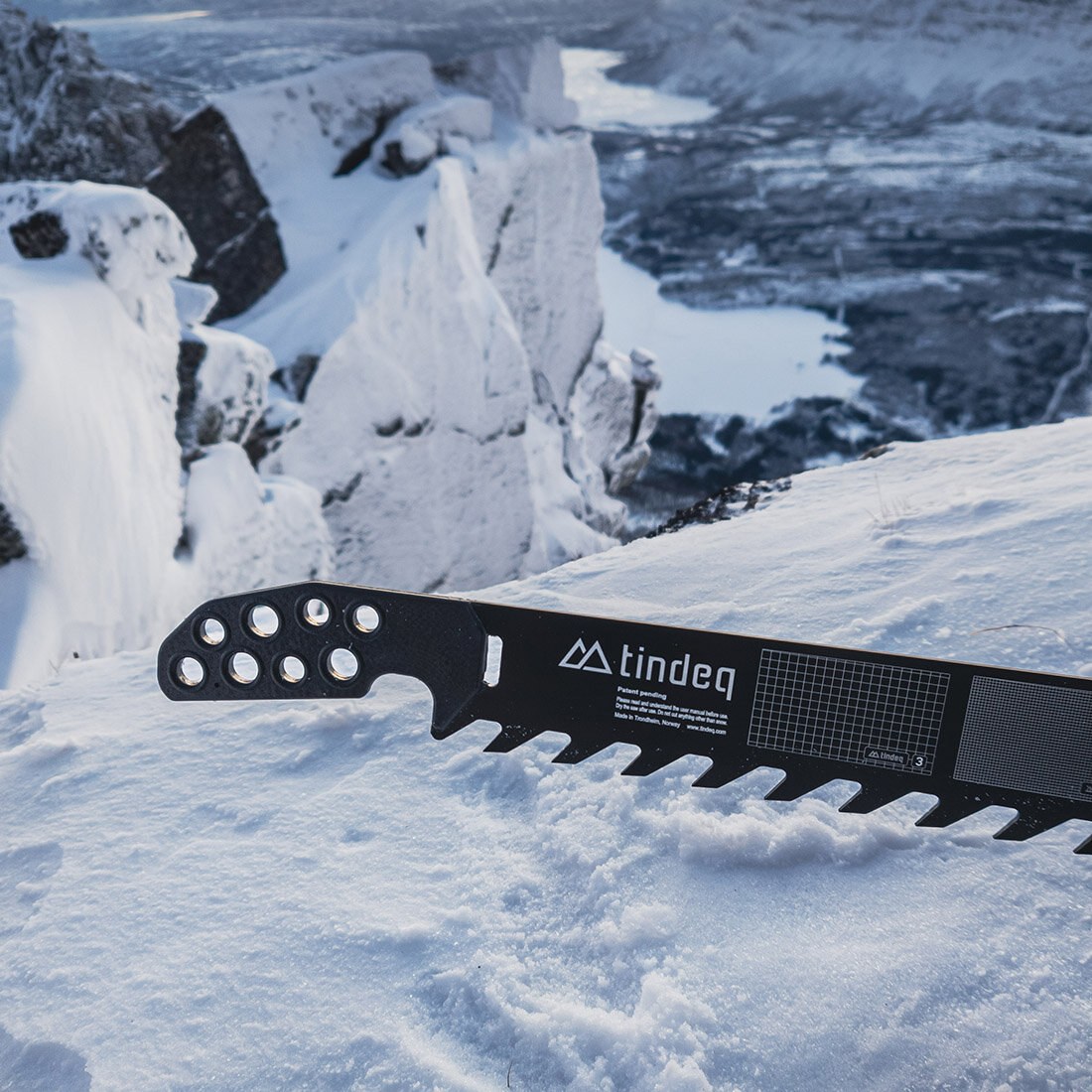 Bildet viser en snøsag fra Tindeq i fjellandskap.