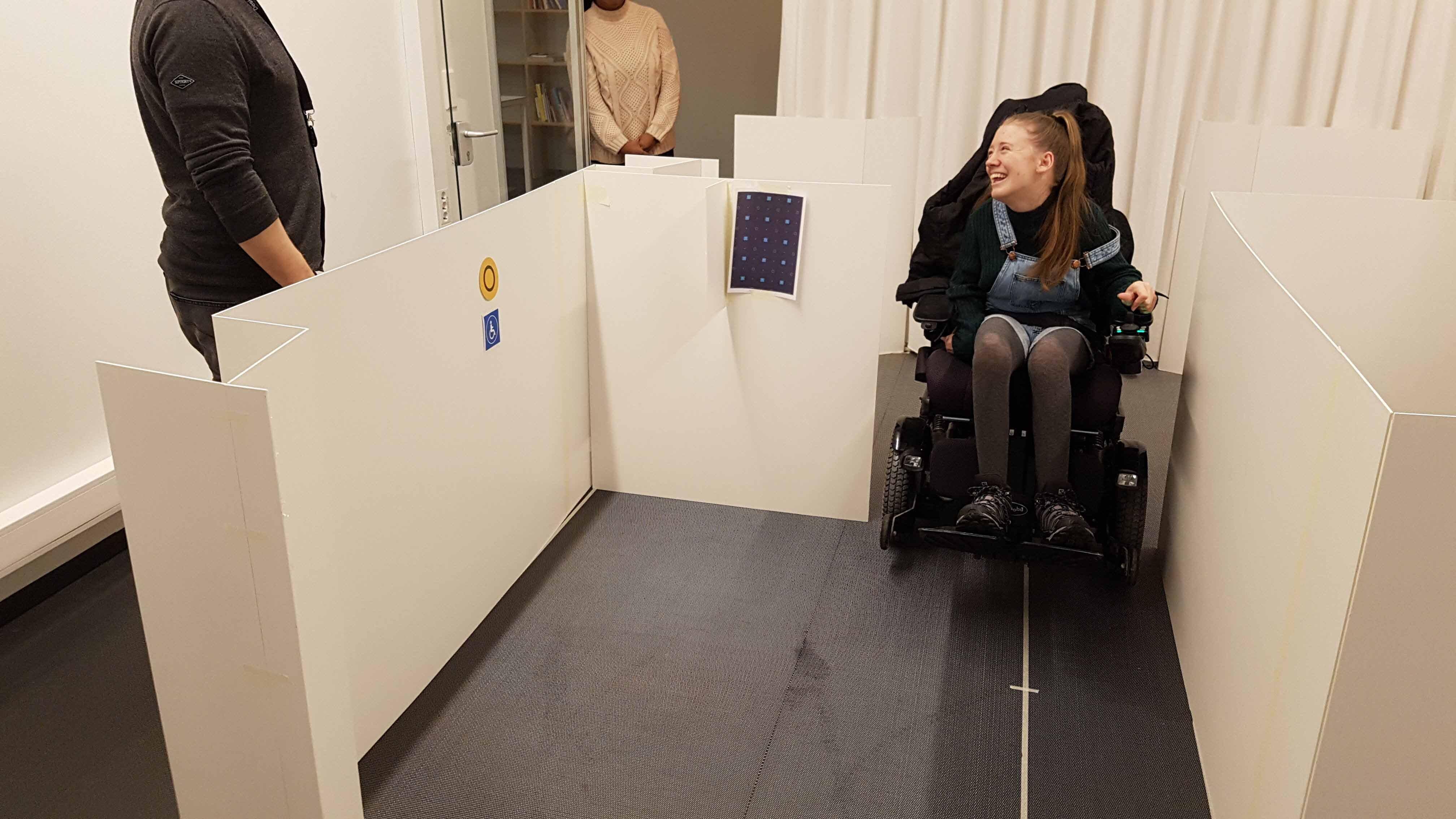 Rullestolbruker tester plass og tilgjengelighet til SL18-trikken.