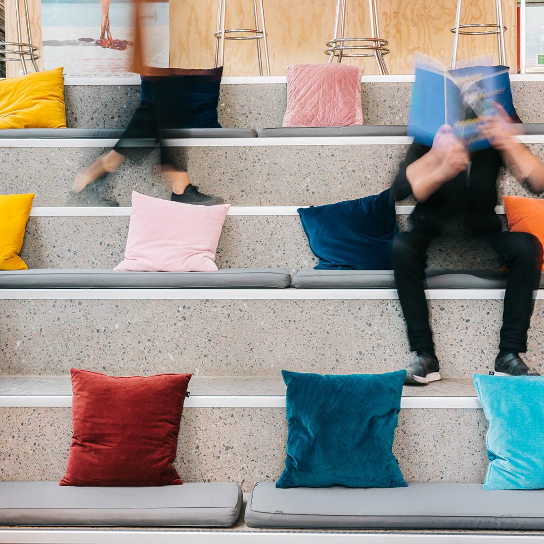 Sittebenk med puter i foajeen på Vega Scene.