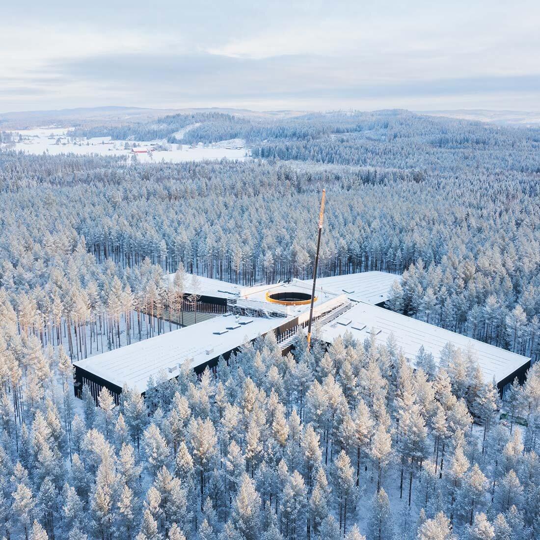 Oversiktsbilde av The Plus i snødekt landskap.