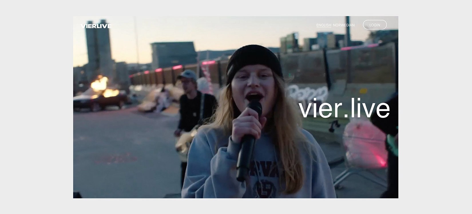 Artisten Girl in Red synger i en mikrofon vendt mot kamera. På siden er det skrevet: "vier.live"