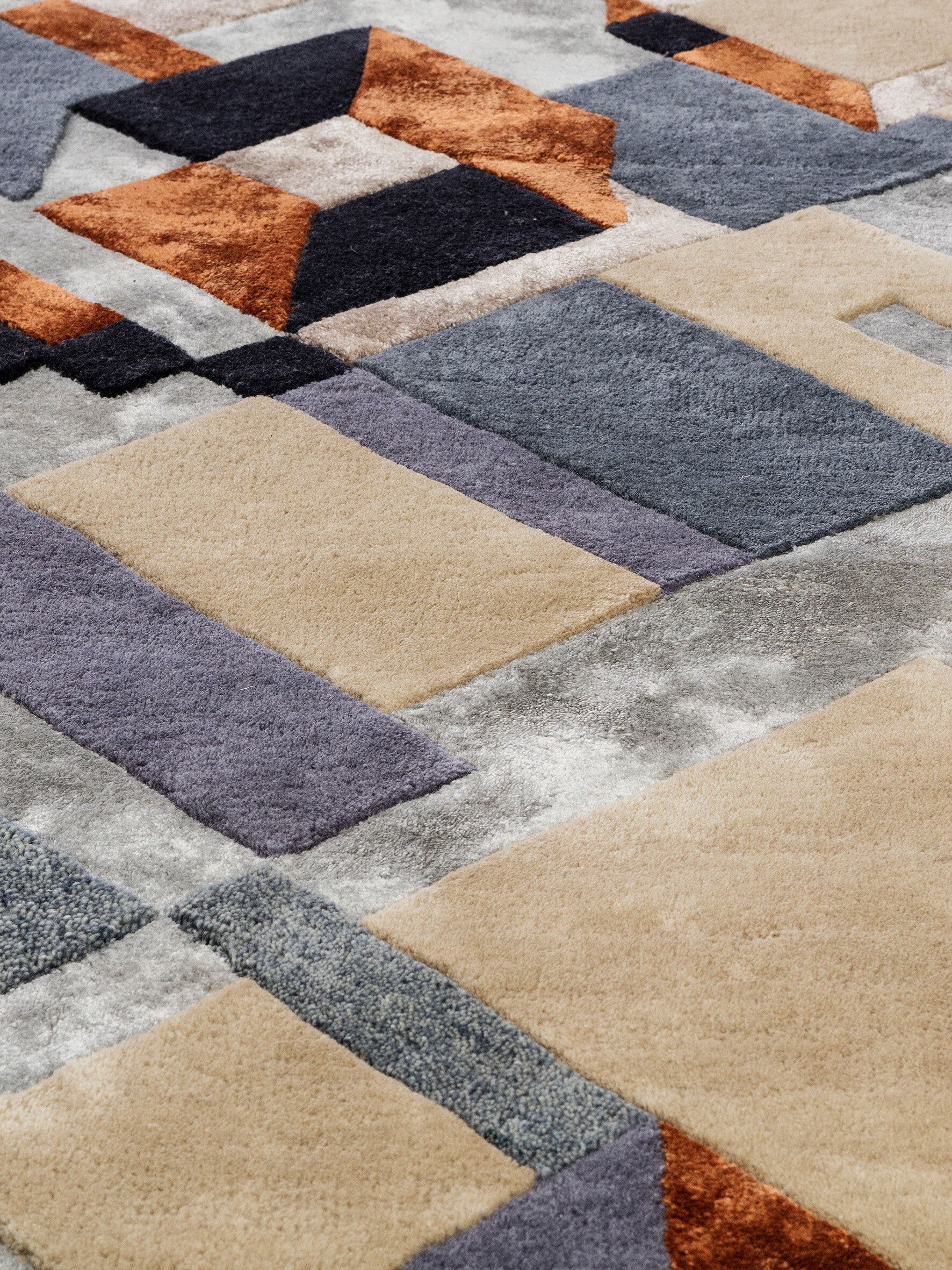 Detaljfoto av et teppe med fargede felt.