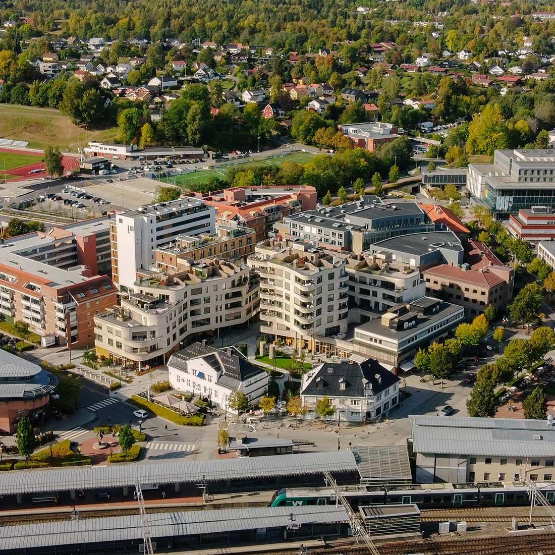 Et flyfoto over Asker sentrum med Wesselkvartalet sentralt i bildet. Bildet viser hvordan kvartalet føyer seg inn i den eksisterende bebyggelsen.