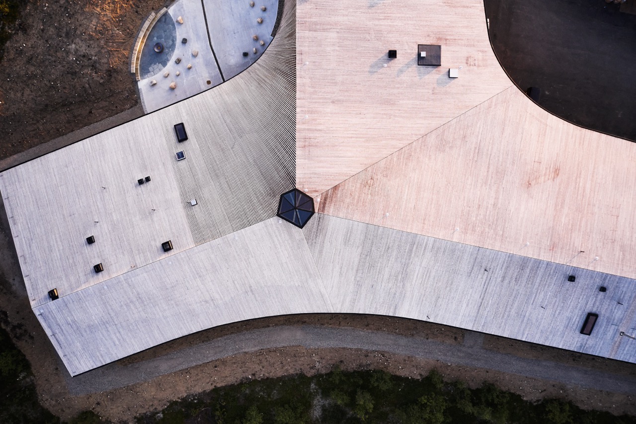 En bygning sett ovenfra. Taket er en sammenføyning av tre bygningsdeler.