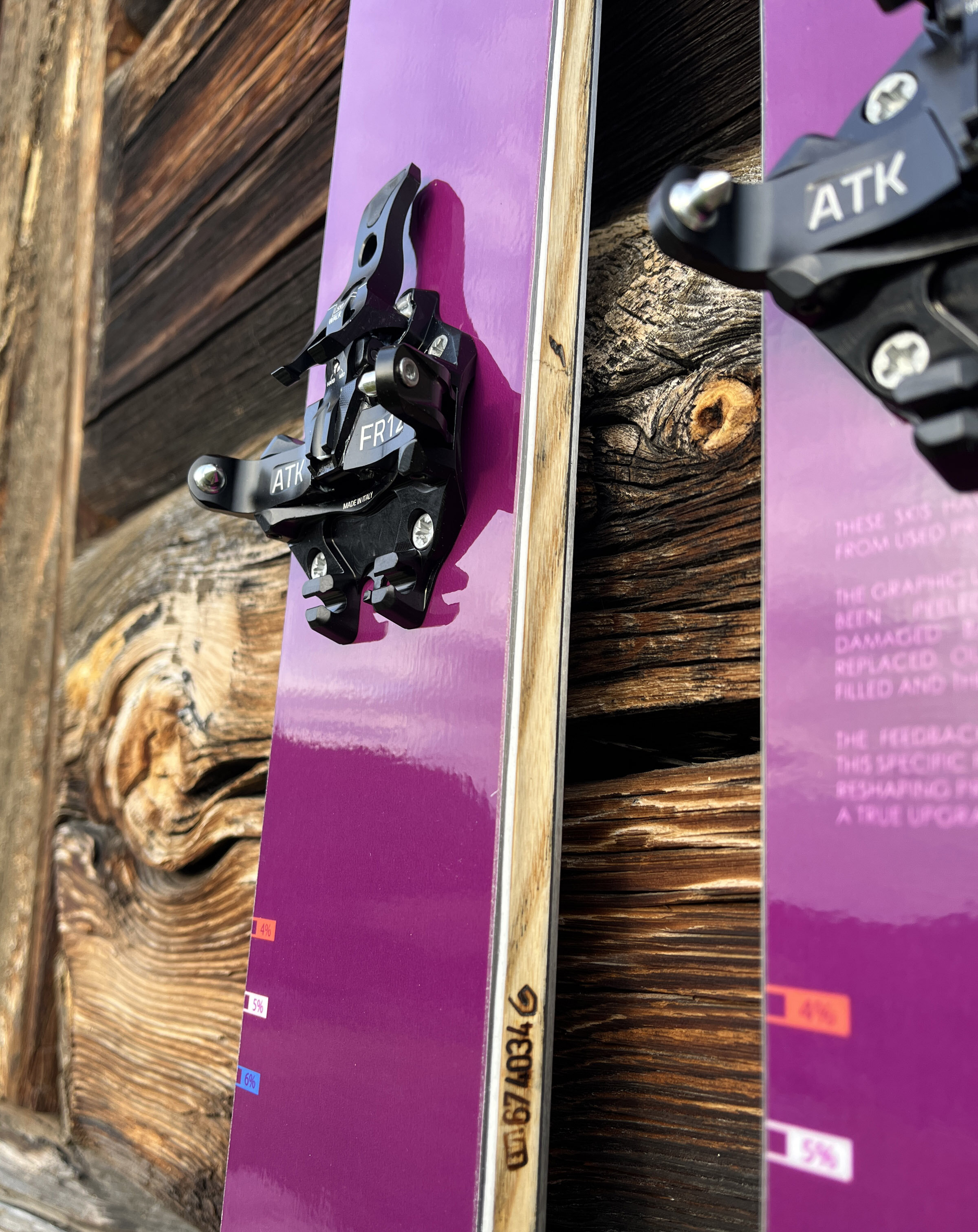 Nærbilde av alpinski med svimerke på siden.