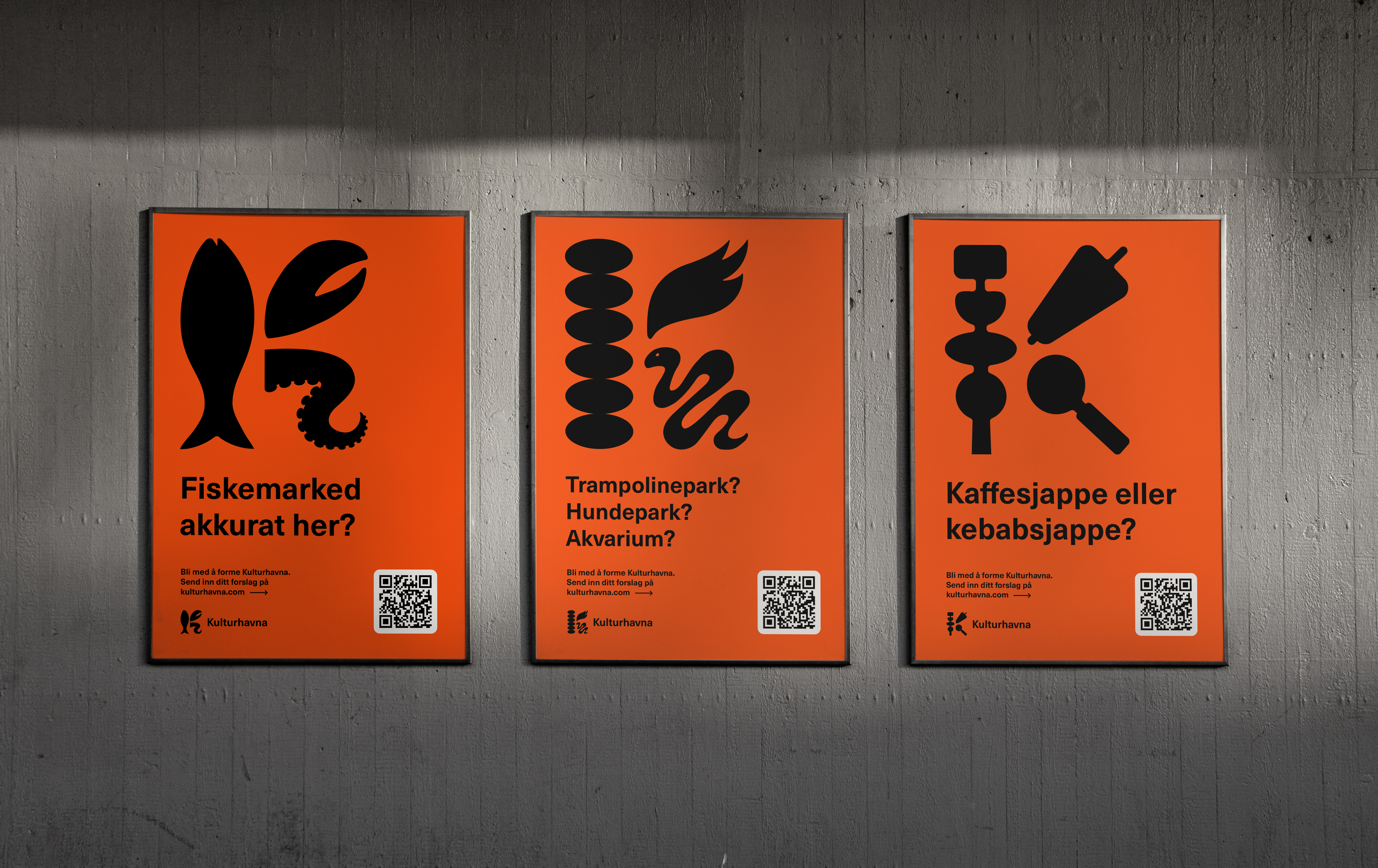 Tre plakater med oransje bakgrunn hengt opp på en betongvegg