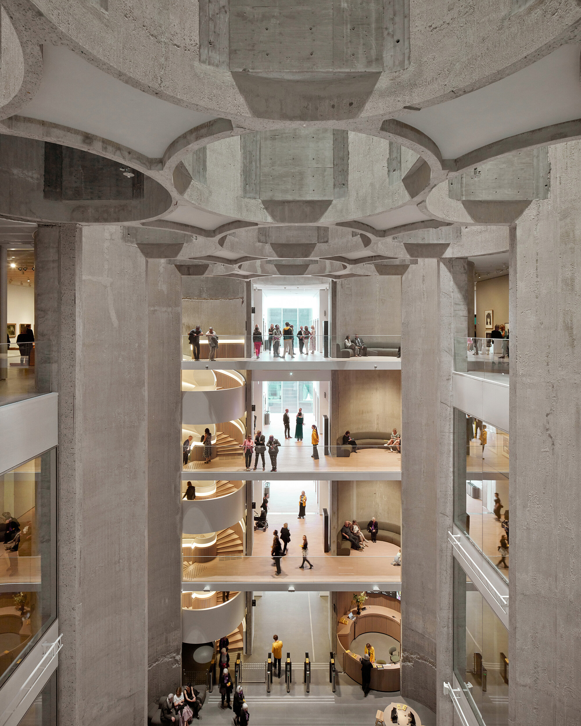 Bilde av Kunstsiloens indre som viser et tverrsnitt med etasjeskiller