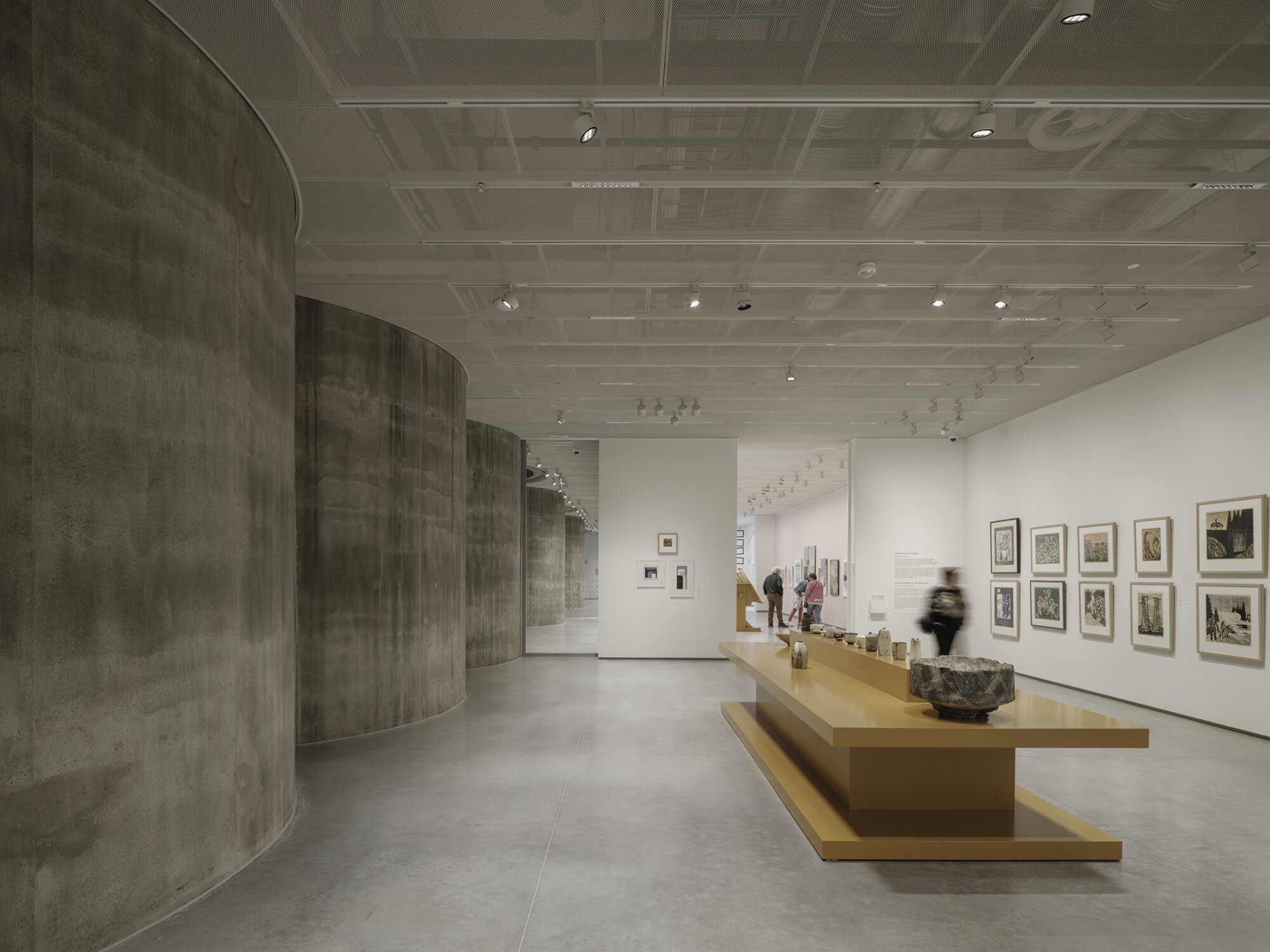 En stor utstillingshall i betong.