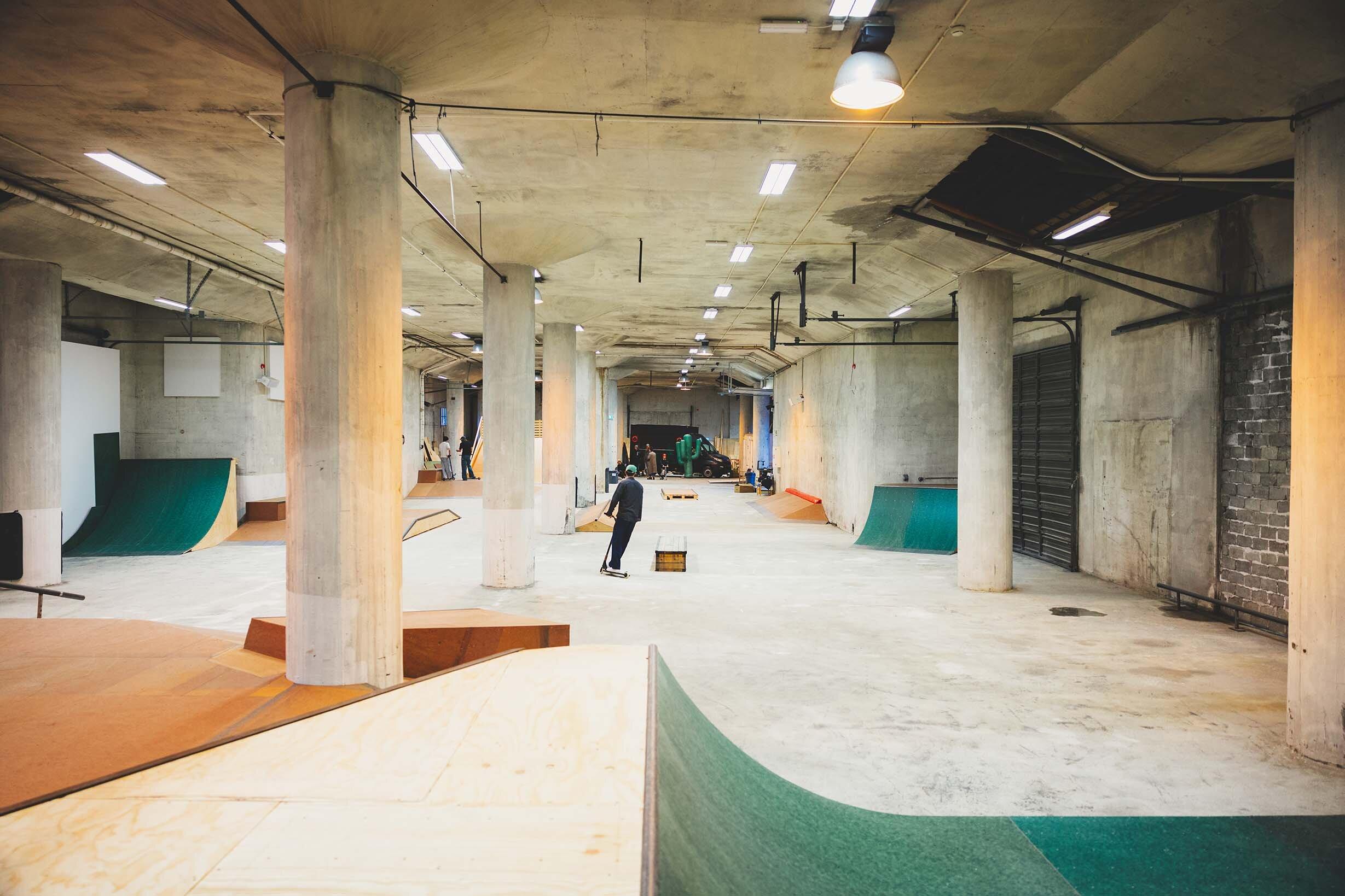 En innendørs skatehall