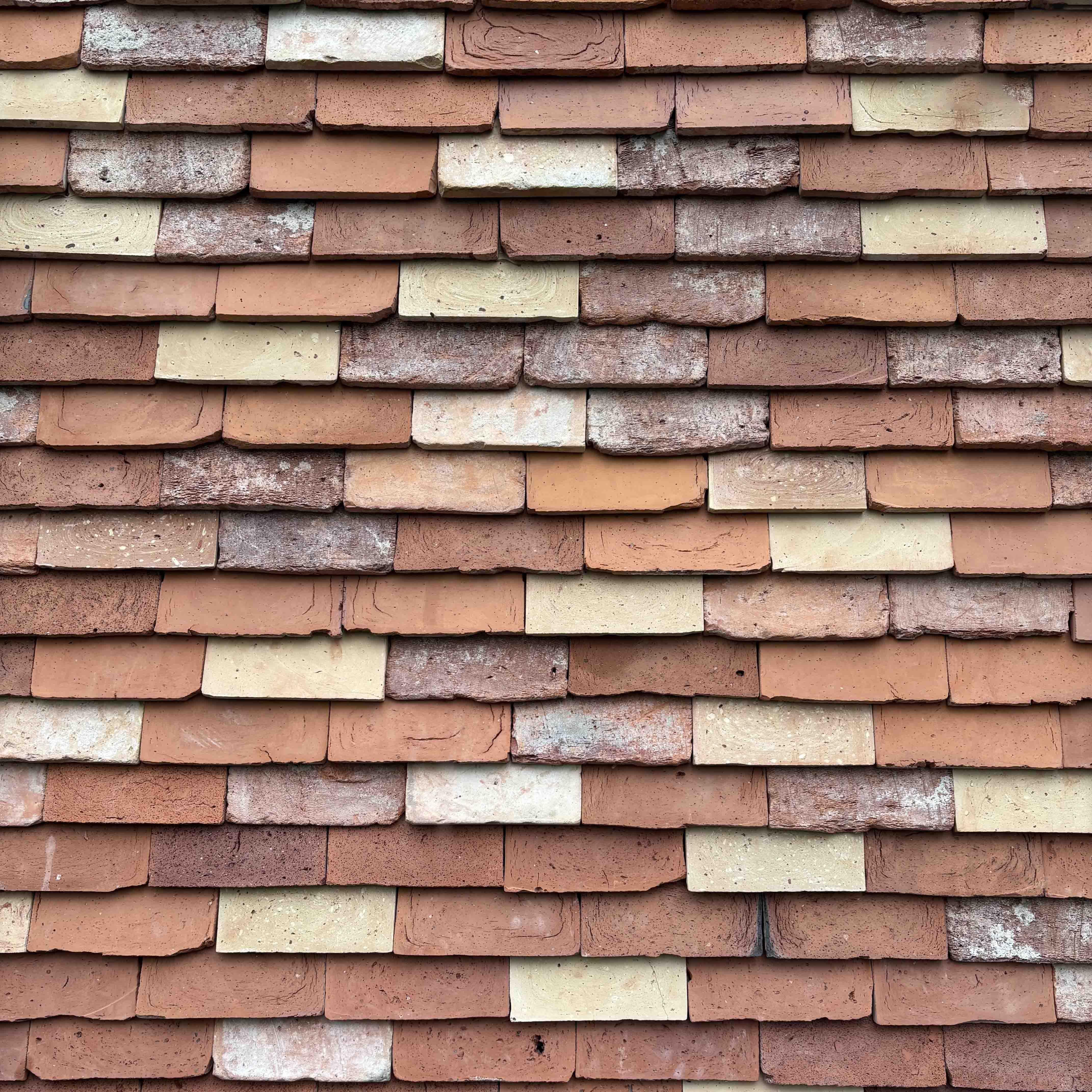 Nærbilde av vegg dekke med HØINE Clay Shingle i ulike farger og sjatteringer.