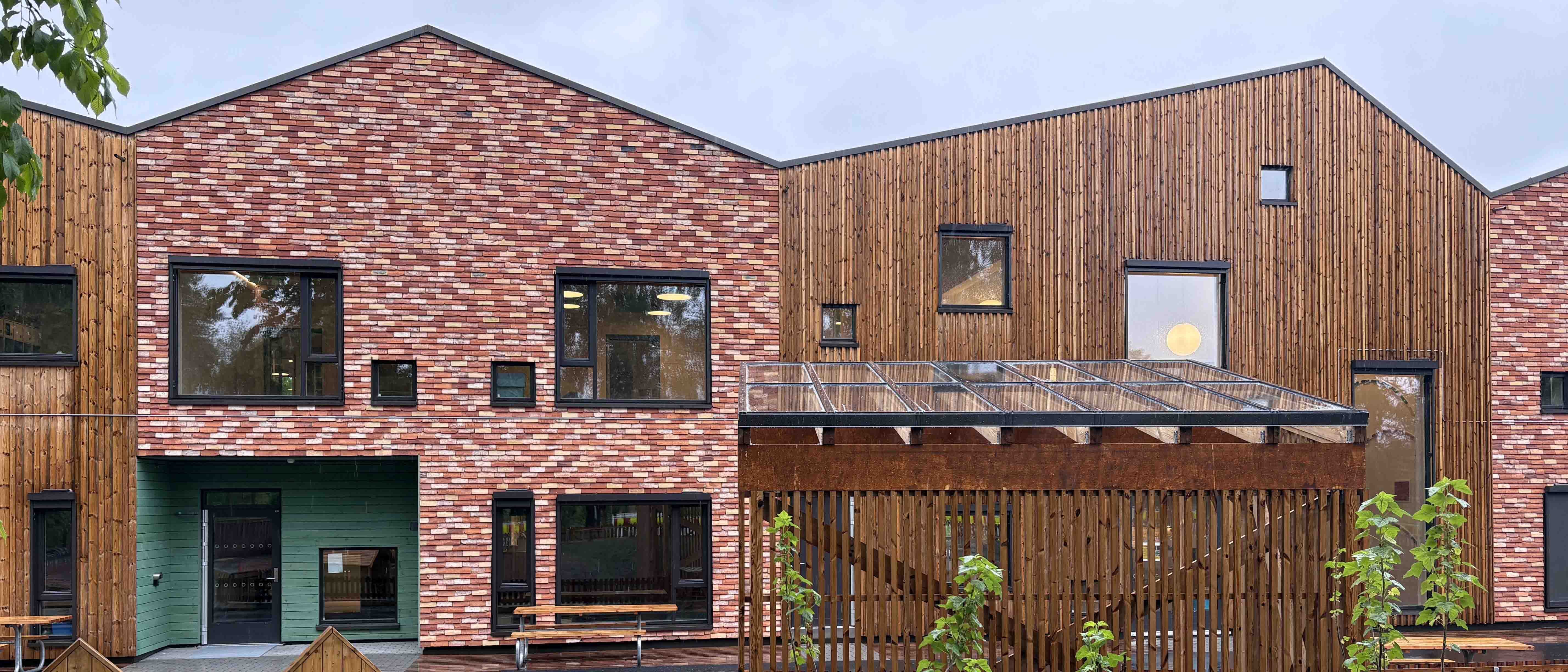 Rekkehus med ulike fasader.