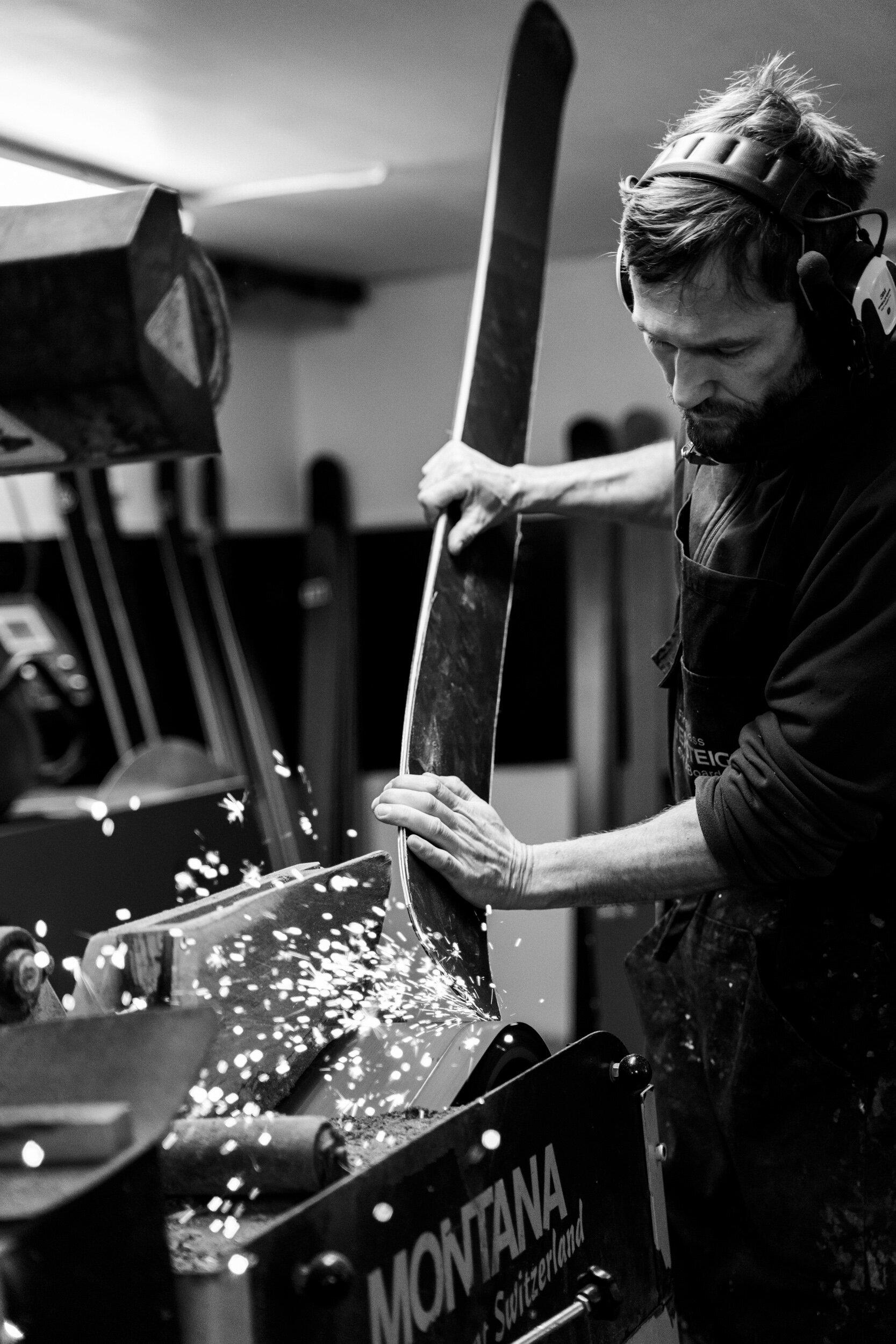 Svart-hvitt-bilde av en mann som freser en skitupp.