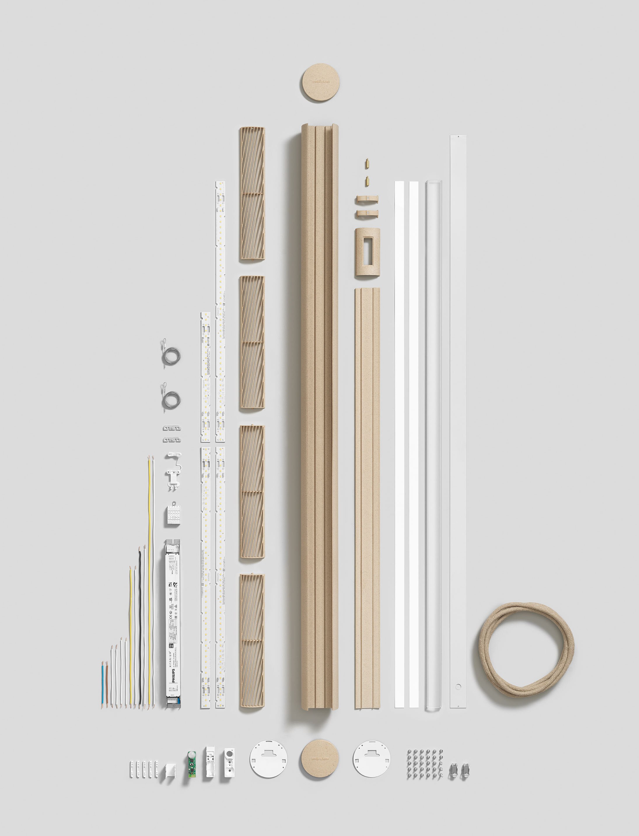 En ryddig oversikt alle komponentene i lampen.