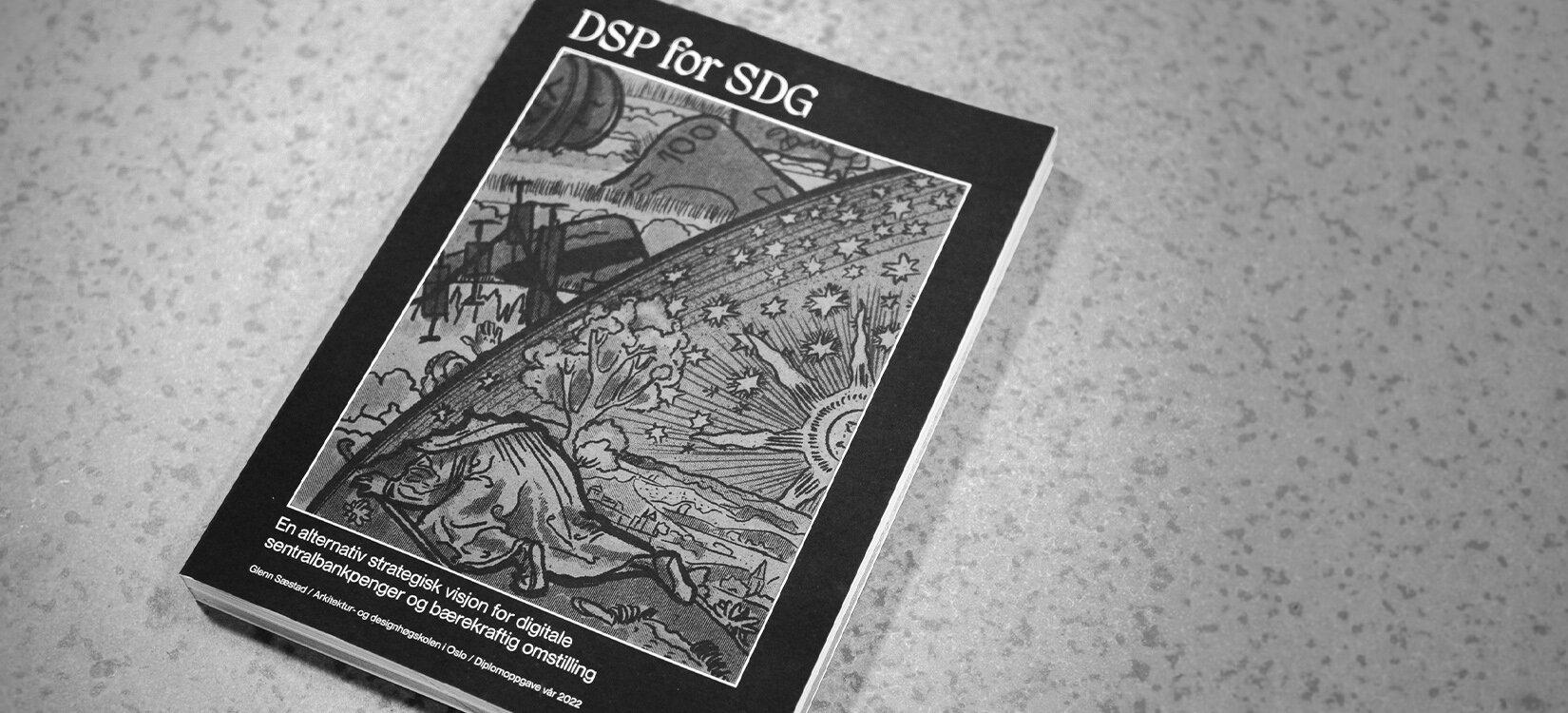 Boka “DSP for SDG” ligger på et bord.