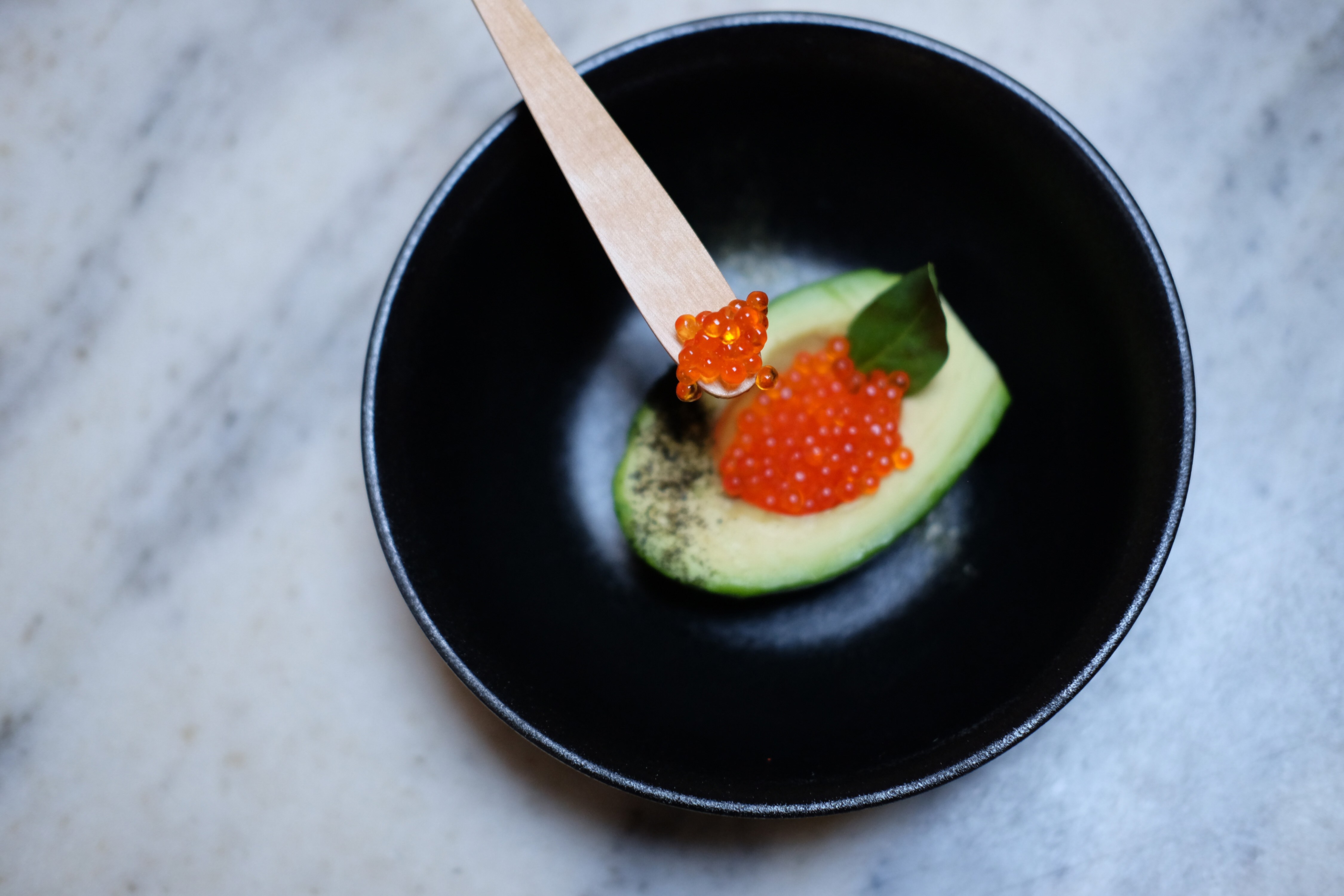 Fiskerogn på trebestikk utformet som håndenden til en gaffel.