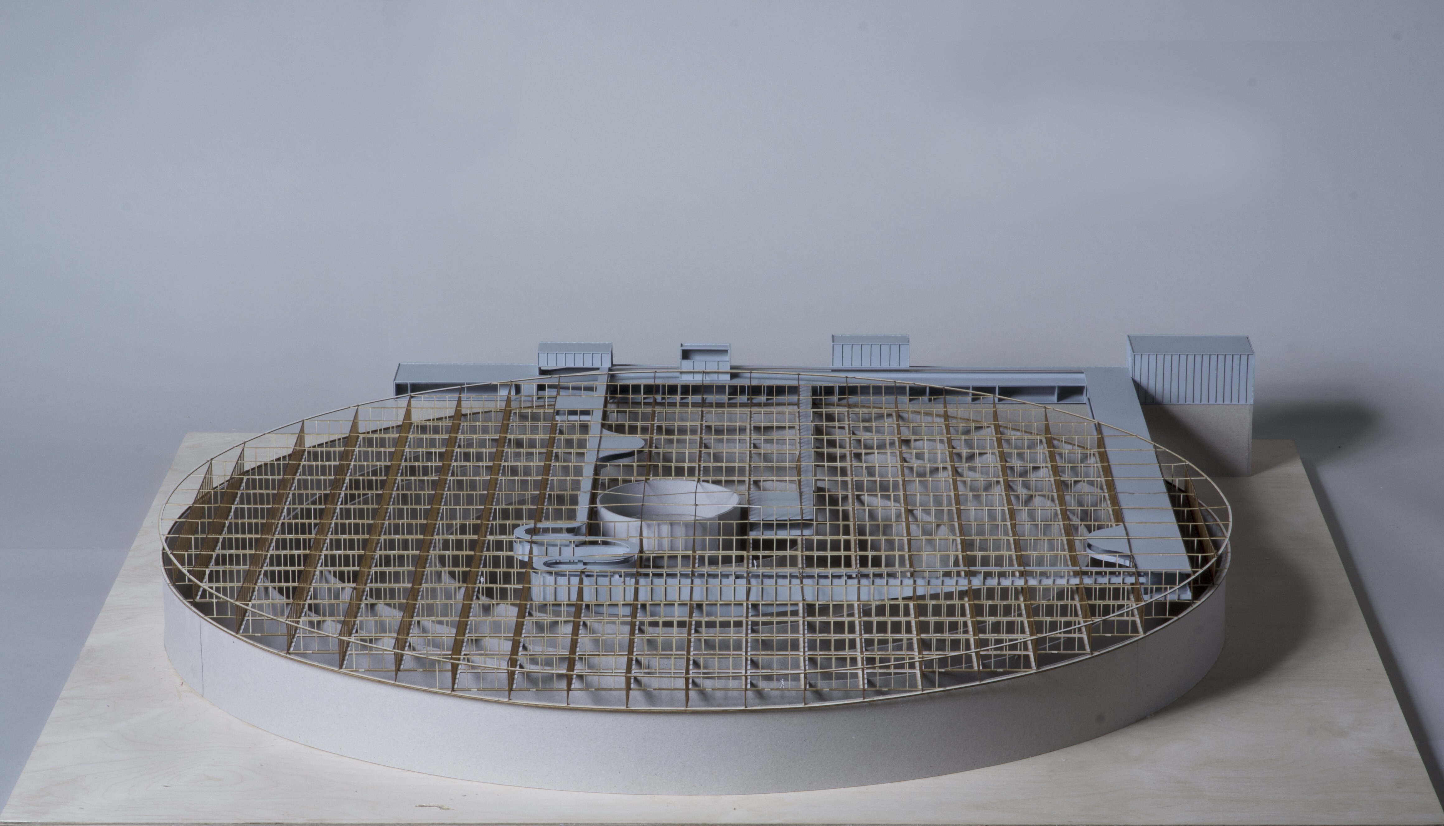 En arkitekturmodell av et stort rundt oppdrettsanlegg.