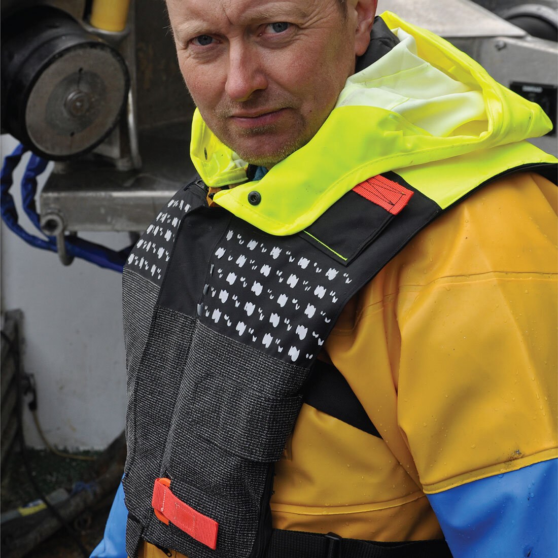 Redningsvesten på en mann som viser Home Again med plastlomme til bilde av nære og kjære.