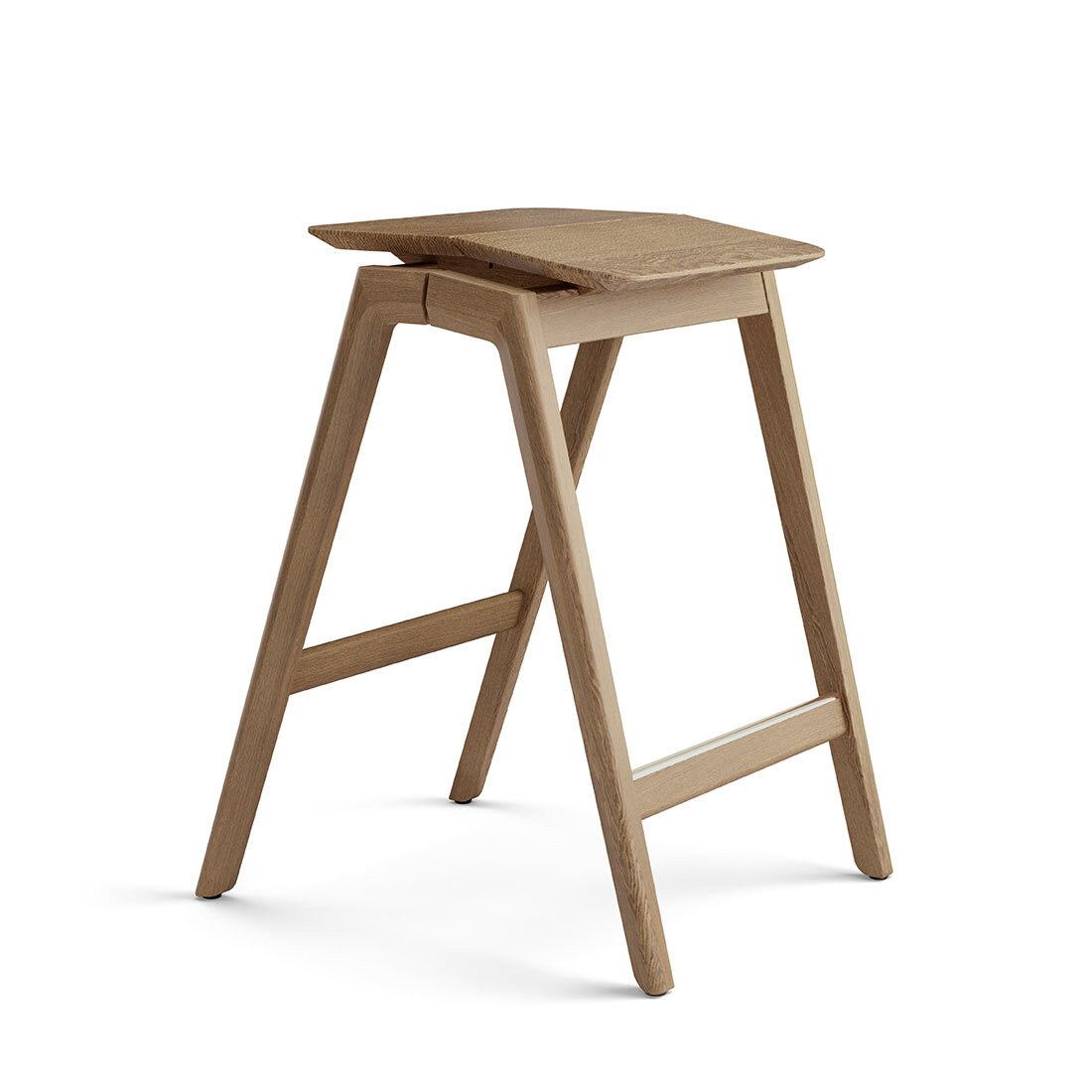 Produktrender av en trekrakk med vinklet sitteplate og fire ben.