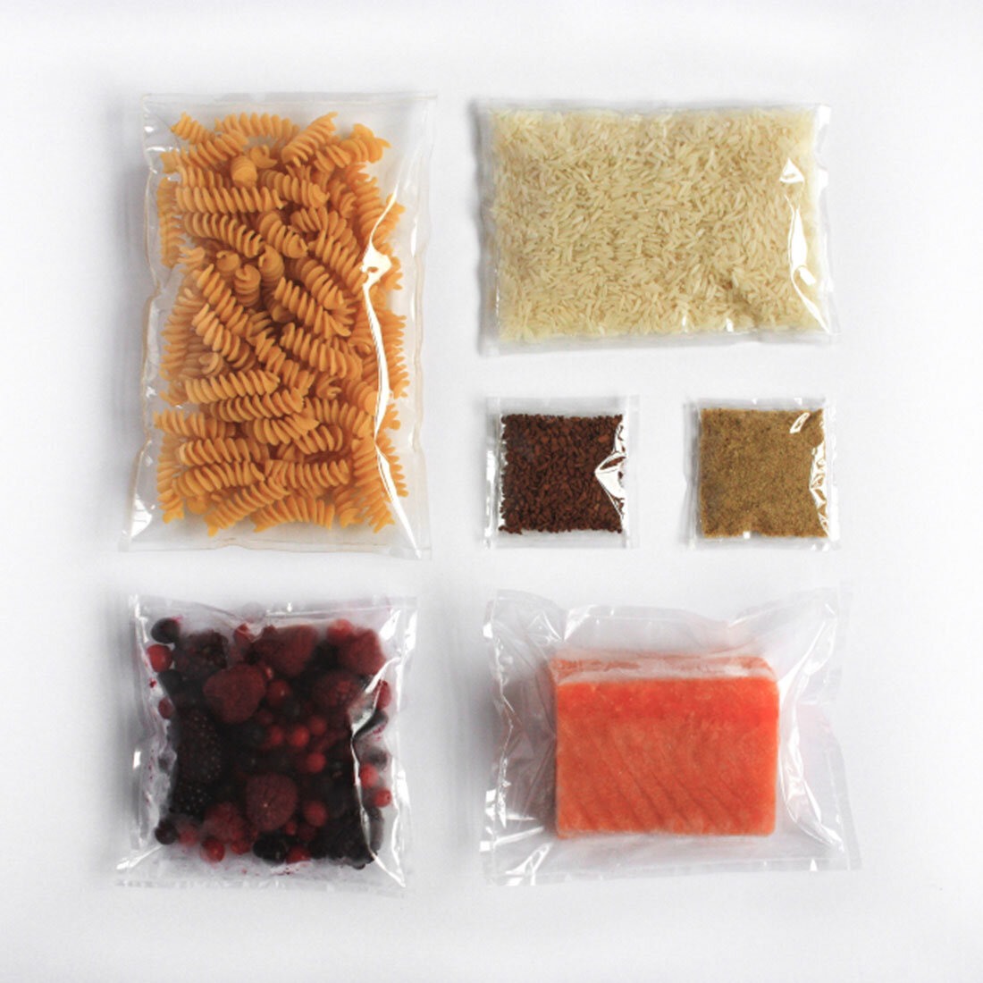 Pasta, ris, skogsbær, laksefilet, buljongpulver og pulverkaffe i porsjonspakker, emballert i SLOG.